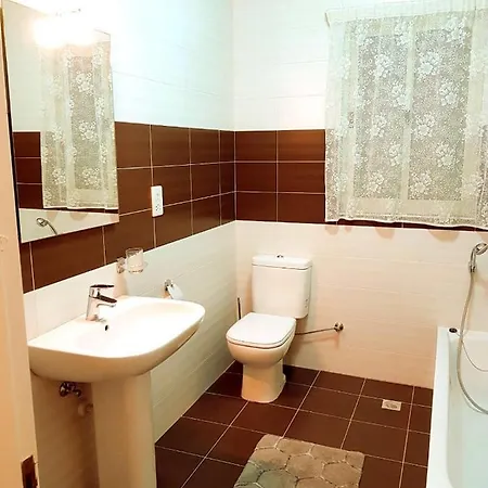 Let Me Host - De Redin Court Apartment *