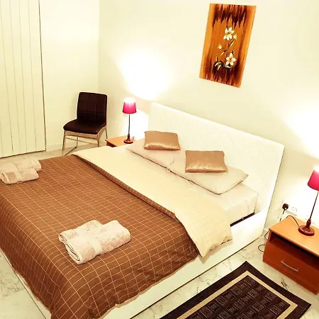 Apartment Let Me Host - De Redin Court *
