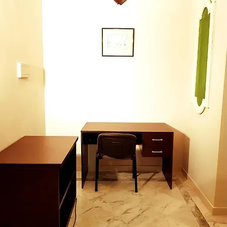 Let Me Host - De Redin Court דירה *